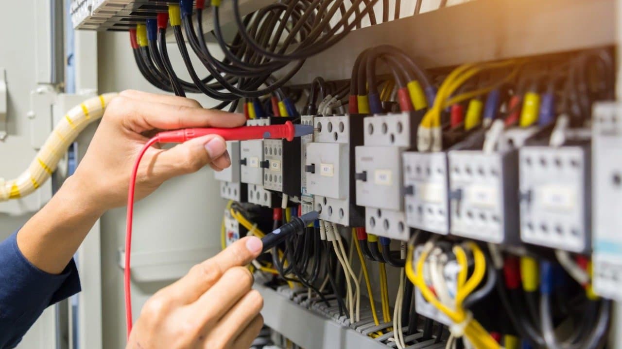 Technicien travaillant sur une installation électrique